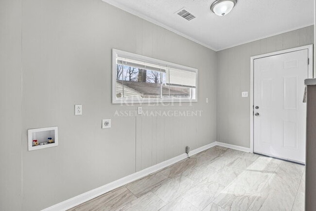Building Photo - Beautifully Renovated 3 Bed / 2 Bath Home with Over 1,700 Sq Ft!