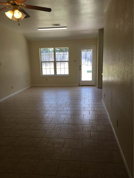 Primary Photo - 1096 Squire Dr