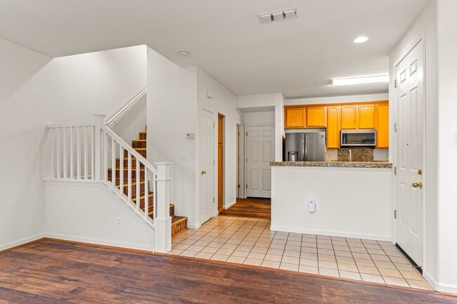 Building Photo - Modern 4 Bed Home with Office, AC, Garage,...