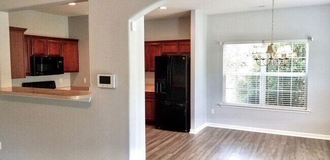 Building Photo - 4 bedroom home with fenced backyard locate...