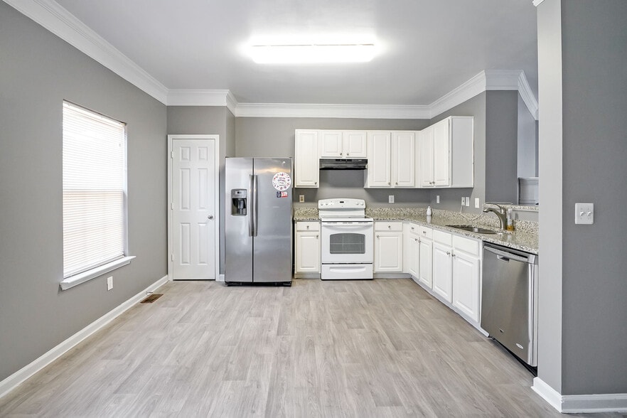 Building Photo - 2217 Landing Walk Dr