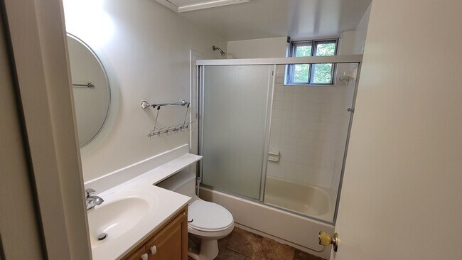 Building Photo - Spacious 4 Bed 3 Bath Home With Fully Fenced Yard In Amenity-Rich Kings Park West