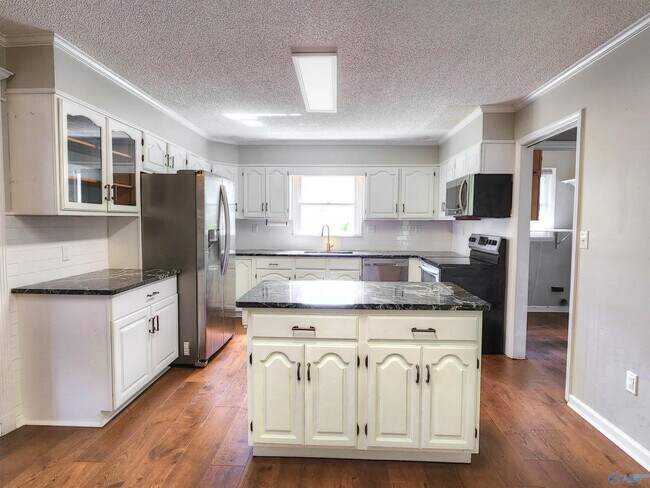 Building Photo - 1815 Shellbrook Dr NW