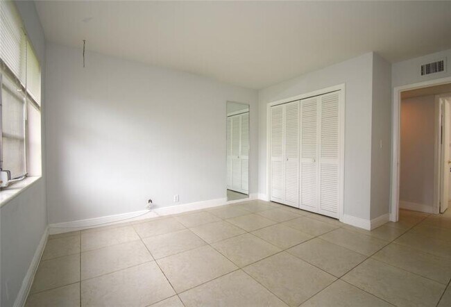Building Photo - 9 NE 19th Ct