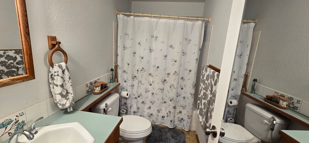 Guest bathroom - main floor - 14209 NE 63rd Ct
