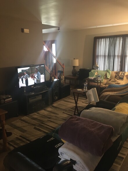 Big family room - 4748 S 124th St