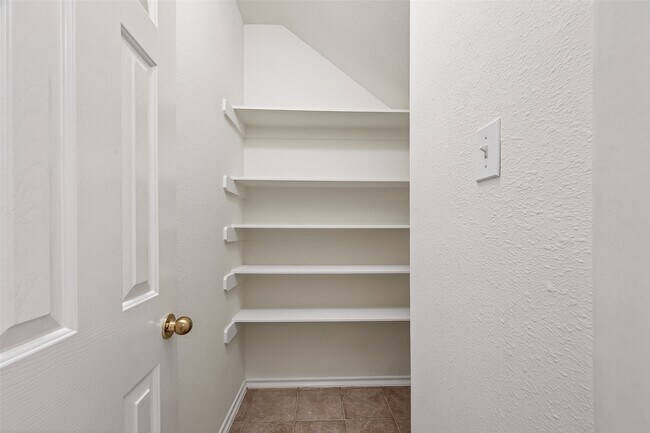 Building Photo - 16623 Newglen Ln