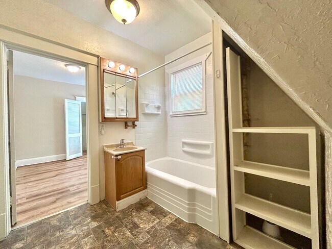 Building Photo - 2550 Crozier Ave