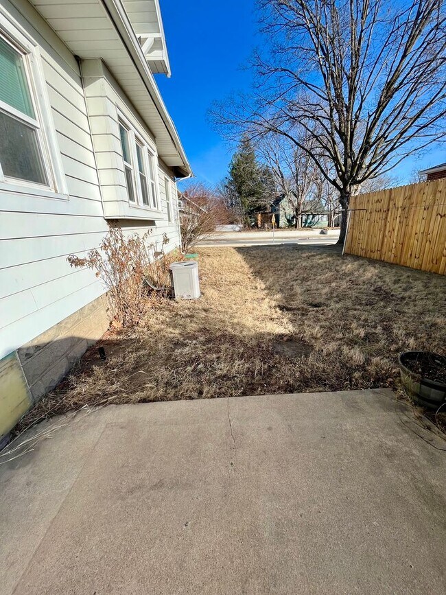 Building Photo - Main St. in Cedar Falls-2bd/1ba House
