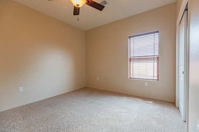 Building Photo - Beautiful Home in the Golf Course Area