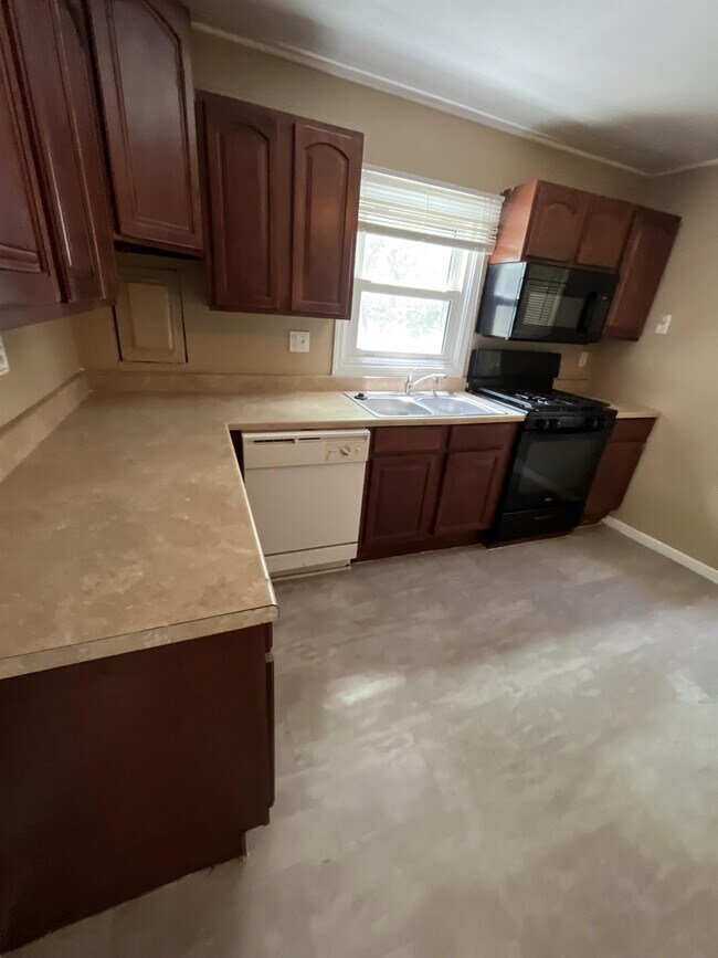 Building Photo - 205 Elbring Dr