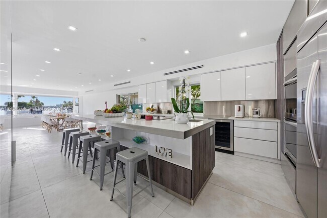 Building Photo - 3401 NE 165th St