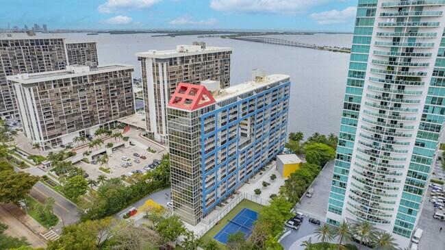Primary Photo - 2025 Brickell Ave