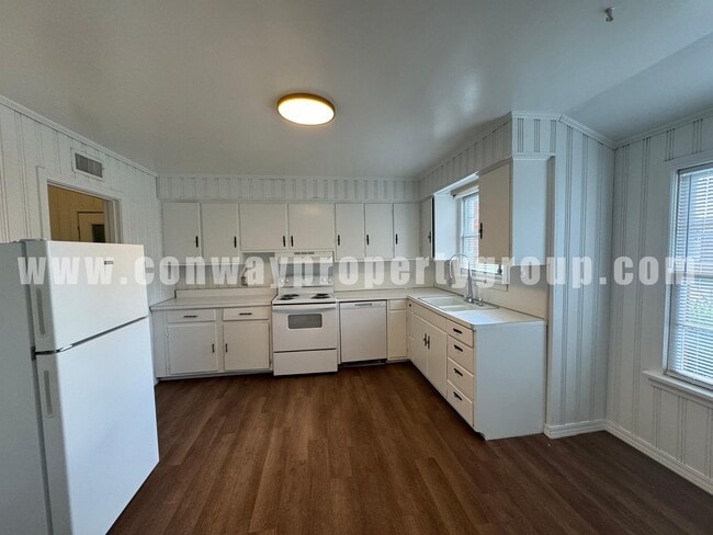 Building Photo - 718 S Donaghey Ave