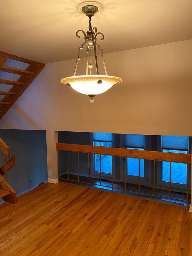 Building Photo - Beautiful Flying Hills Townhouse