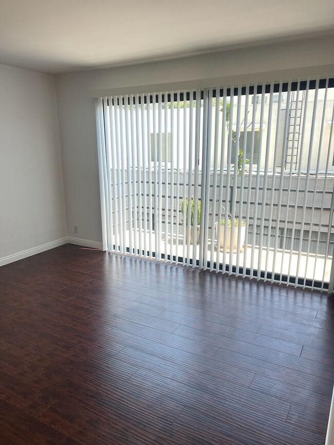 Building Photo - $3850 / 3br - Condo 3 beds 2 baths (West LA)
