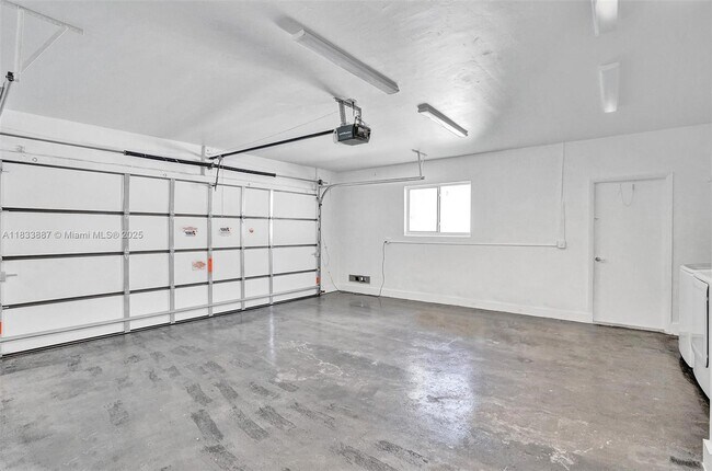 Building Photo - 16433 NE 33rd Ave