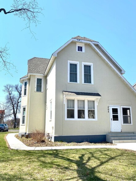 Primary Photo - 305 8th Ave S