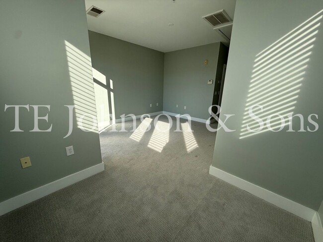 Building Photo - Modern Three Level Townhome in the Heart o...