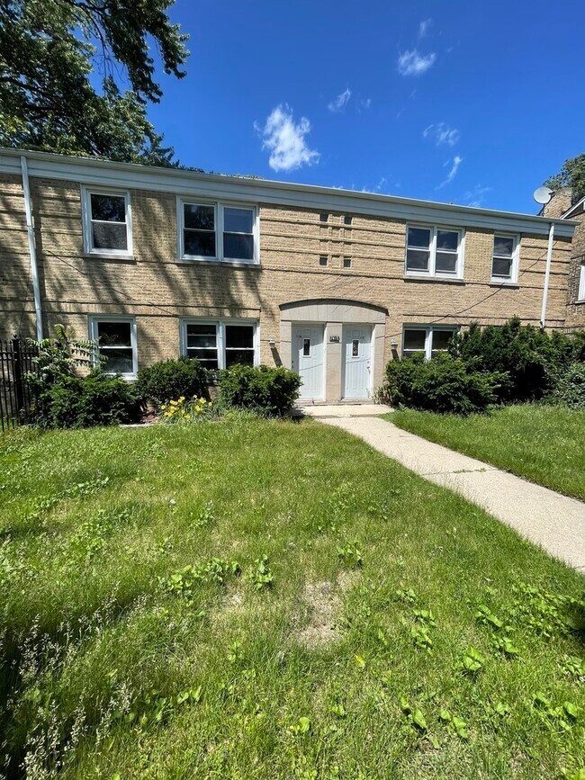 Building Photo - 7415 N Wolcott Ave