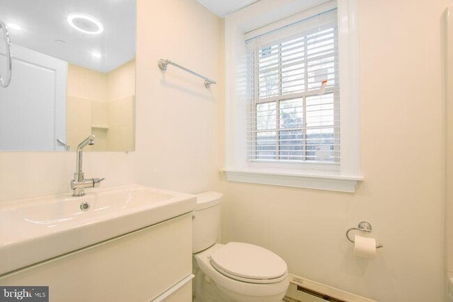 Building Photo - 8 N New St