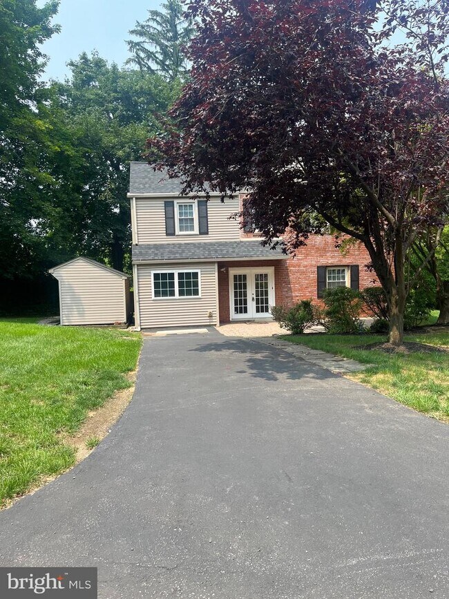 Building Photo - 102 Hillside Cir