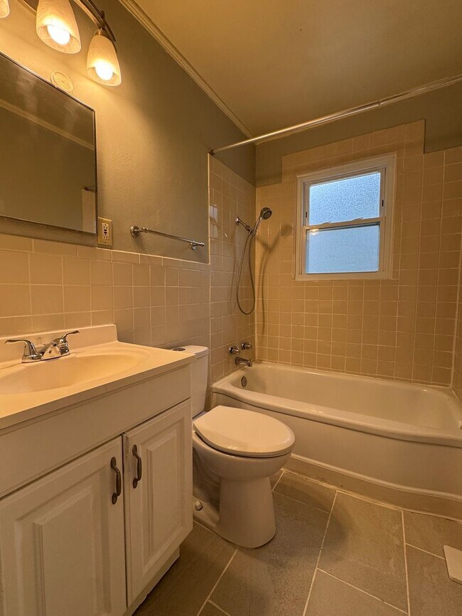 Building Photo - Move in Ready Prairie Village Ranch + Fenc...