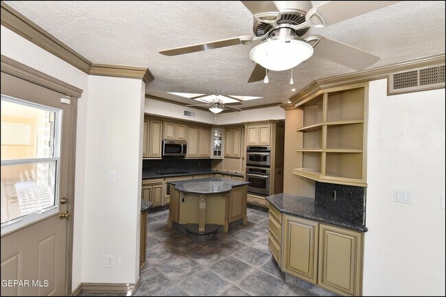 Building Photo - 1004 Los Jardines Cir