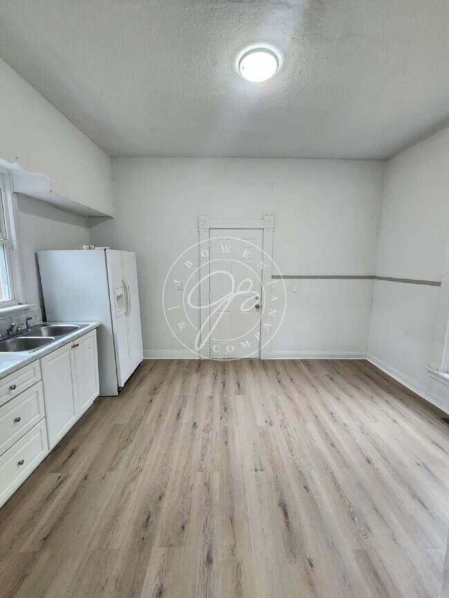 Building Photo - Spacious 2 bedroom main floor duplex! Tons of character! Convenient location!