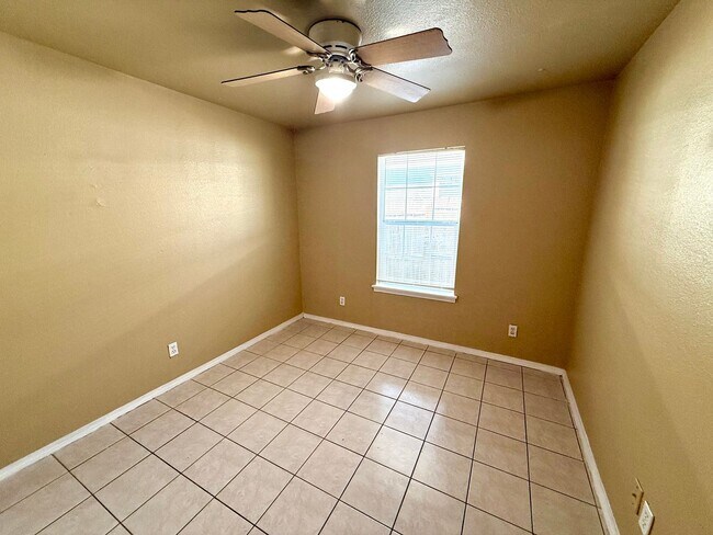 Building Photo - 424 Amires Pl