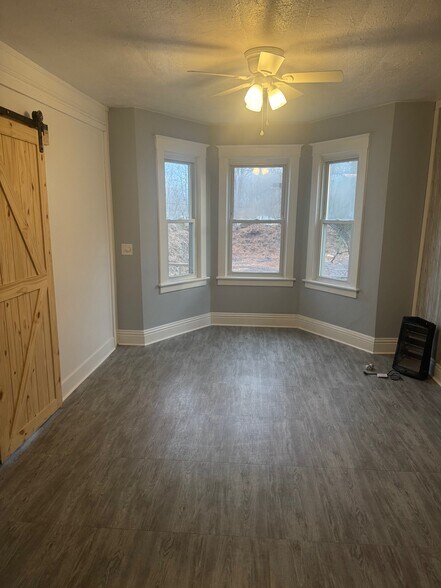 Main bdrm - 304 Arthur Ave