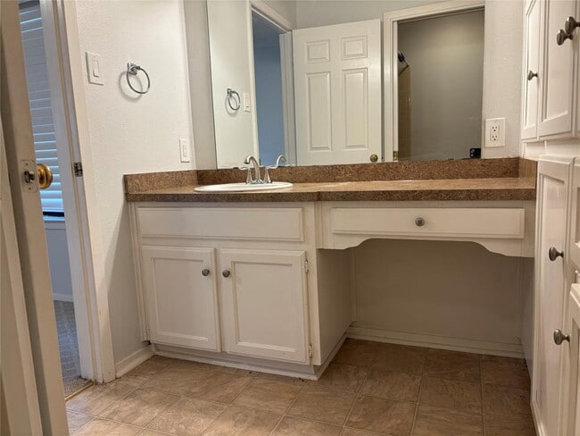 Building Photo - 8111 Baywood Dr