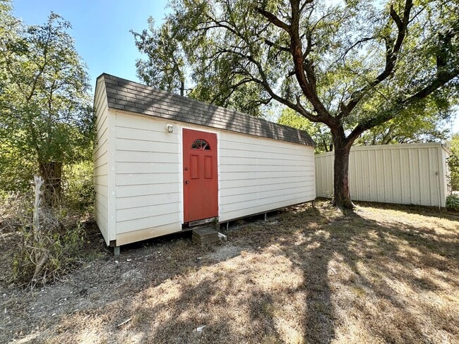Building Photo - Valley Mills - Quiet Street 3/1 with detached 2 car garage