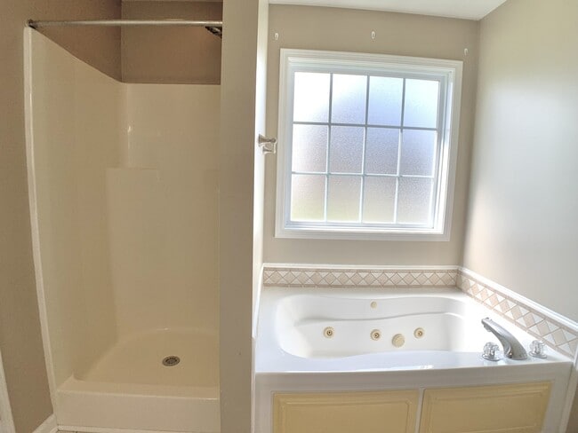 Building Photo - Flagstone Drive