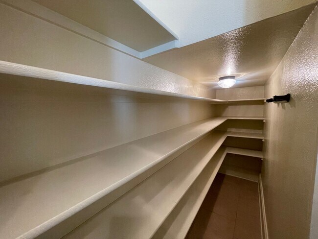 Building Photo - A Great Place To Call Home! Hoa Fees included in Rent