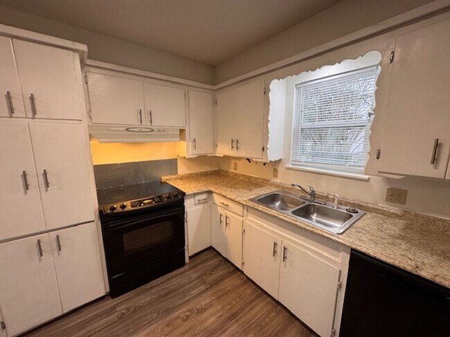 Building Photo - 2 bed one bath, great outdoor features, great location close to all Norman has to offer!