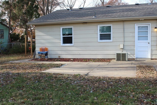 Building Photo - 2 Bedroom Duplex located on East Side of MHK!