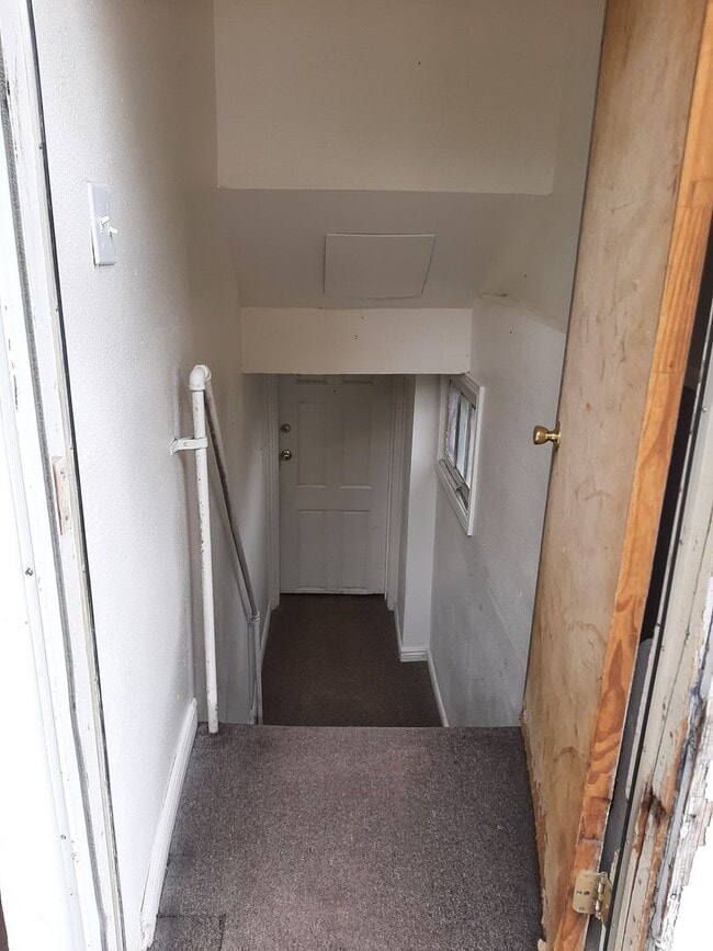 Building Photo - (2006 7th Avenue)