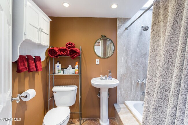 Building Photo - 1052 Hacienda Dr