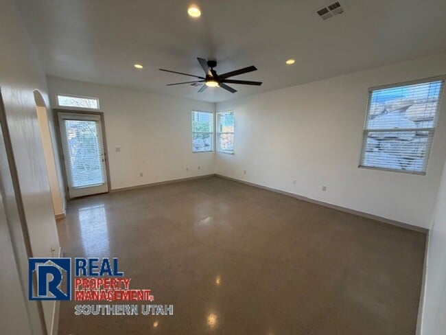 Building Photo - 4 Bedroom home on Oasis Dr