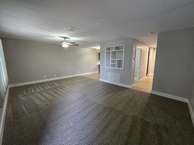 Building Photo - 560 Greenbriar Townhouse Way