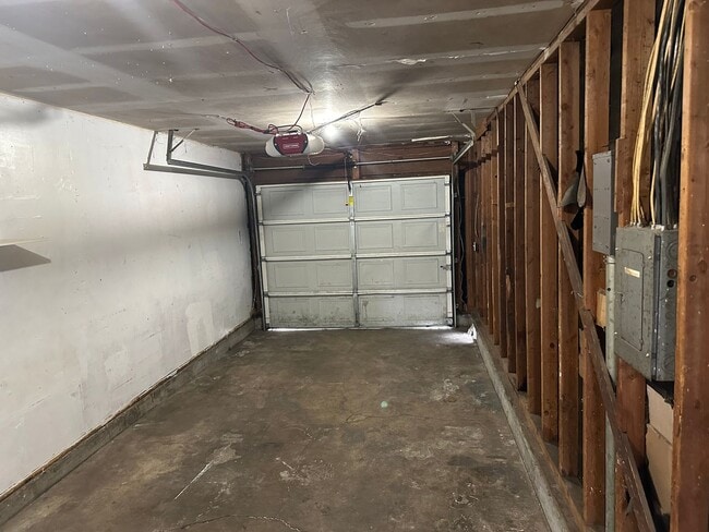 Building Photo - Updated 2 bedroom, 1 bath with garage!