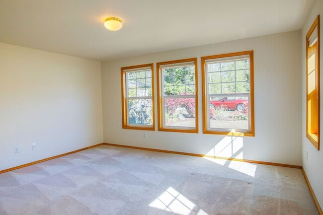 Building Photo - Lovely Mid-Island Home Available August 19th!