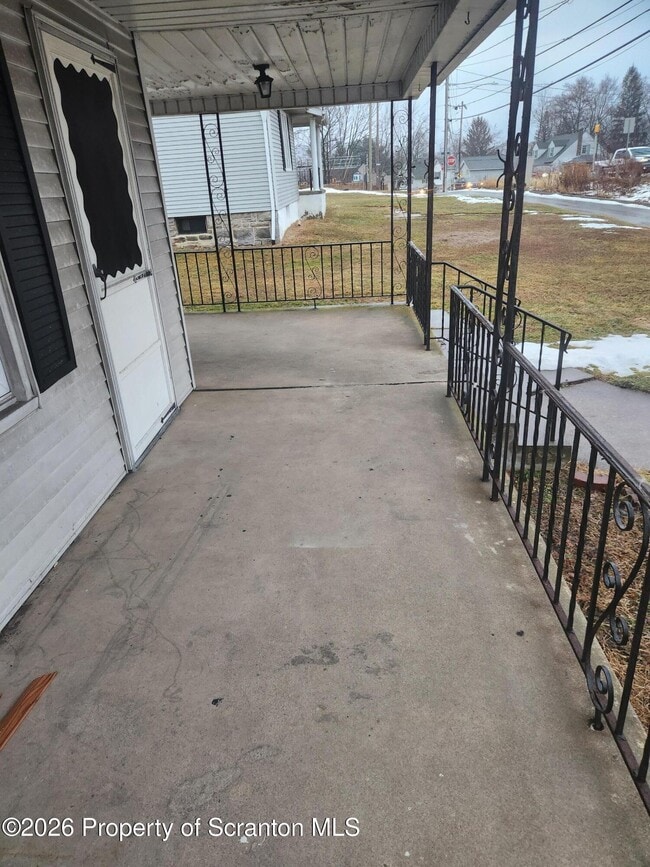 Building Photo - 907 E Drinker St