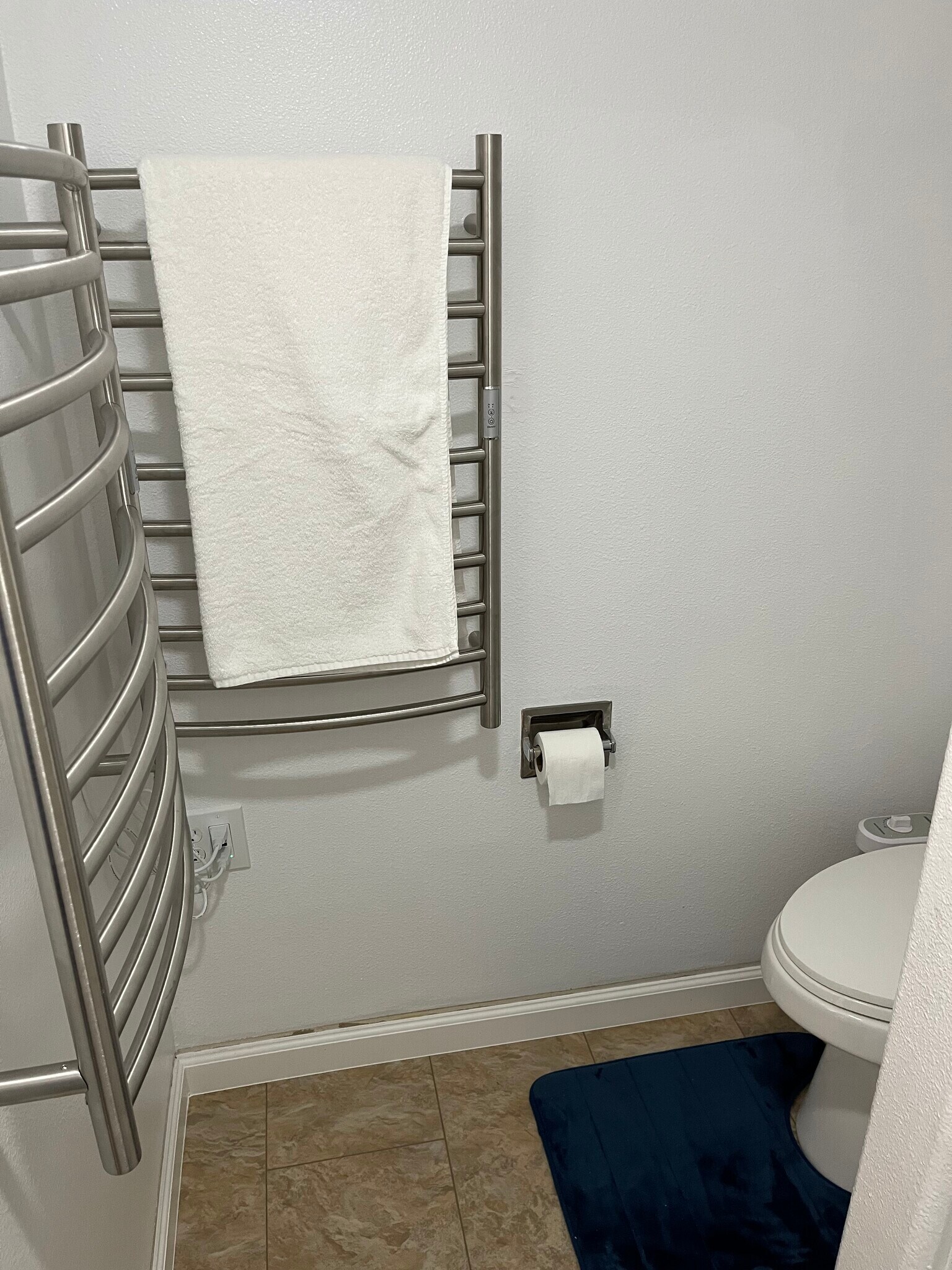 heated towel racks for warmth and drying delicates/towels - 4569 E Alamos Ave