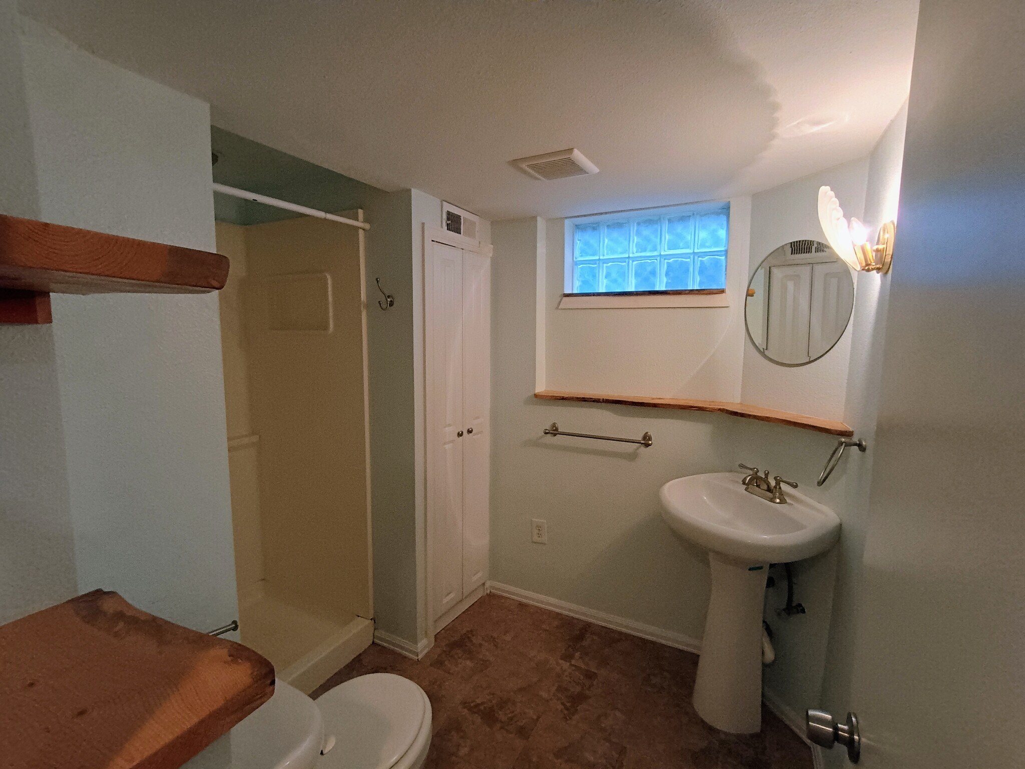 Building Photo - 235 Hemlock St