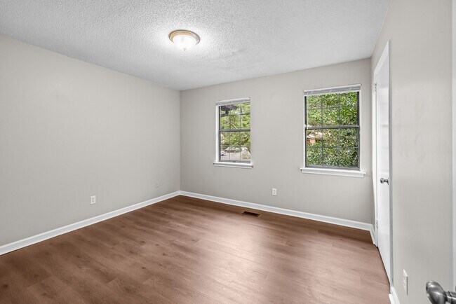 Building Photo - 646 Valley Crest Dr