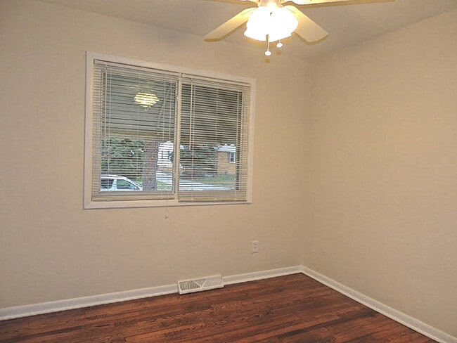 Building Photo - Newly Renovated 3-Bed, 1-Bath Bedford Ranch — Move-In Ready