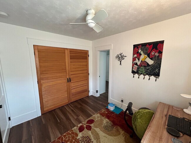 Building Photo - Gorgeous updated furnished cottage!