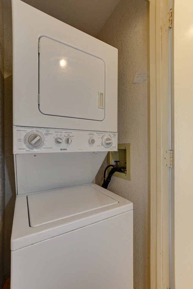 Building Photo - Great views from this 2X2 Montana Terrace ...